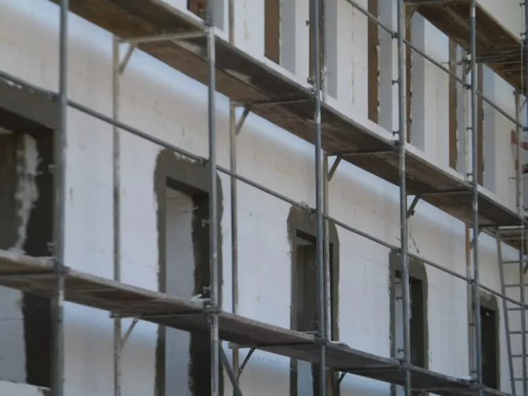 Kołkowanie styropianu na elewacji: Uniknij błędów przy ocieplaniu domu Kołkowanie styropianu na elewacji: Uniknij błędów przy ocieplaniu domu