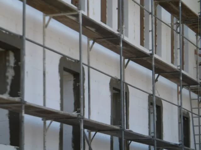 Kołkowanie styropianu na elewacji: Uniknij błędów przy ocieplaniu domu Kołkowanie styropianu na elewacji: Uniknij błędów przy ocieplaniu domu
