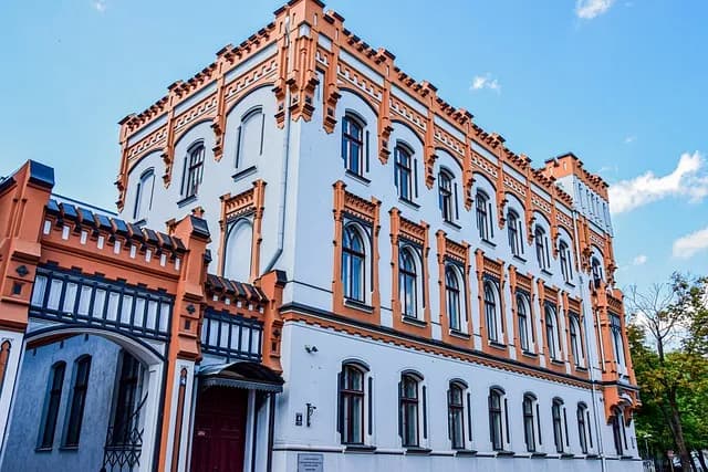Jak profesjonalnie pomalować elewację domu bez kosztownych błędów Jak profesjonalnie pomalować elewację domu bez kosztownych błędów