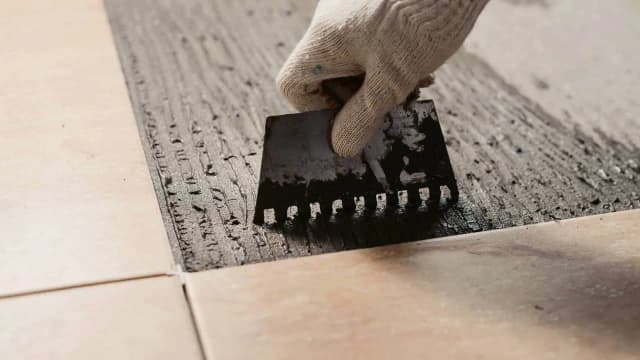 Jak usunąć starą zaprawę klejową z płytek: 7 sprawdzonych metod Jak usunąć starą zaprawę klejową z płytek: 7 sprawdzonych metod