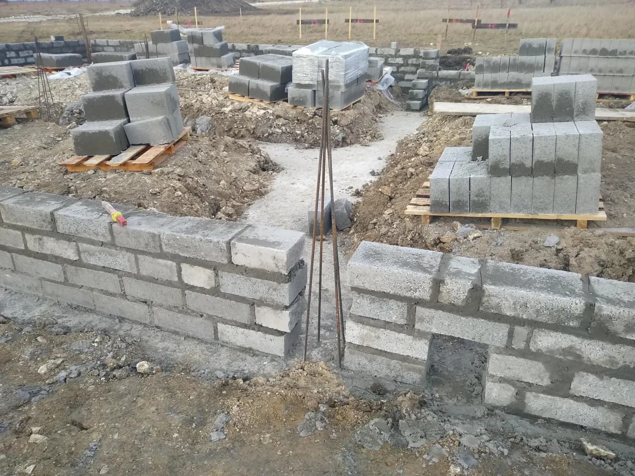 Ile zaprawy na bloczki fundamentowe? Uniknij kosztownych błędów przy budowie Ile zaprawy na bloczki fundamentowe? Uniknij kosztownych błędów przy budowie